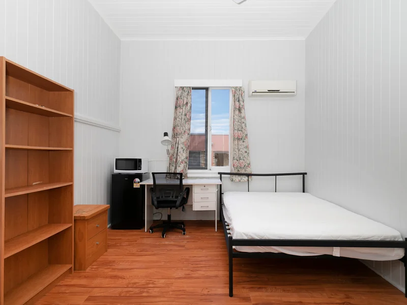 Bedroom room before virtual staging